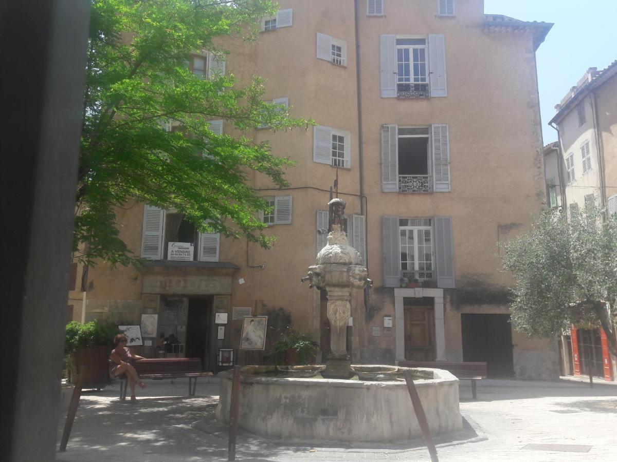 Apartment In The Heart Of Cotignac Esterno foto